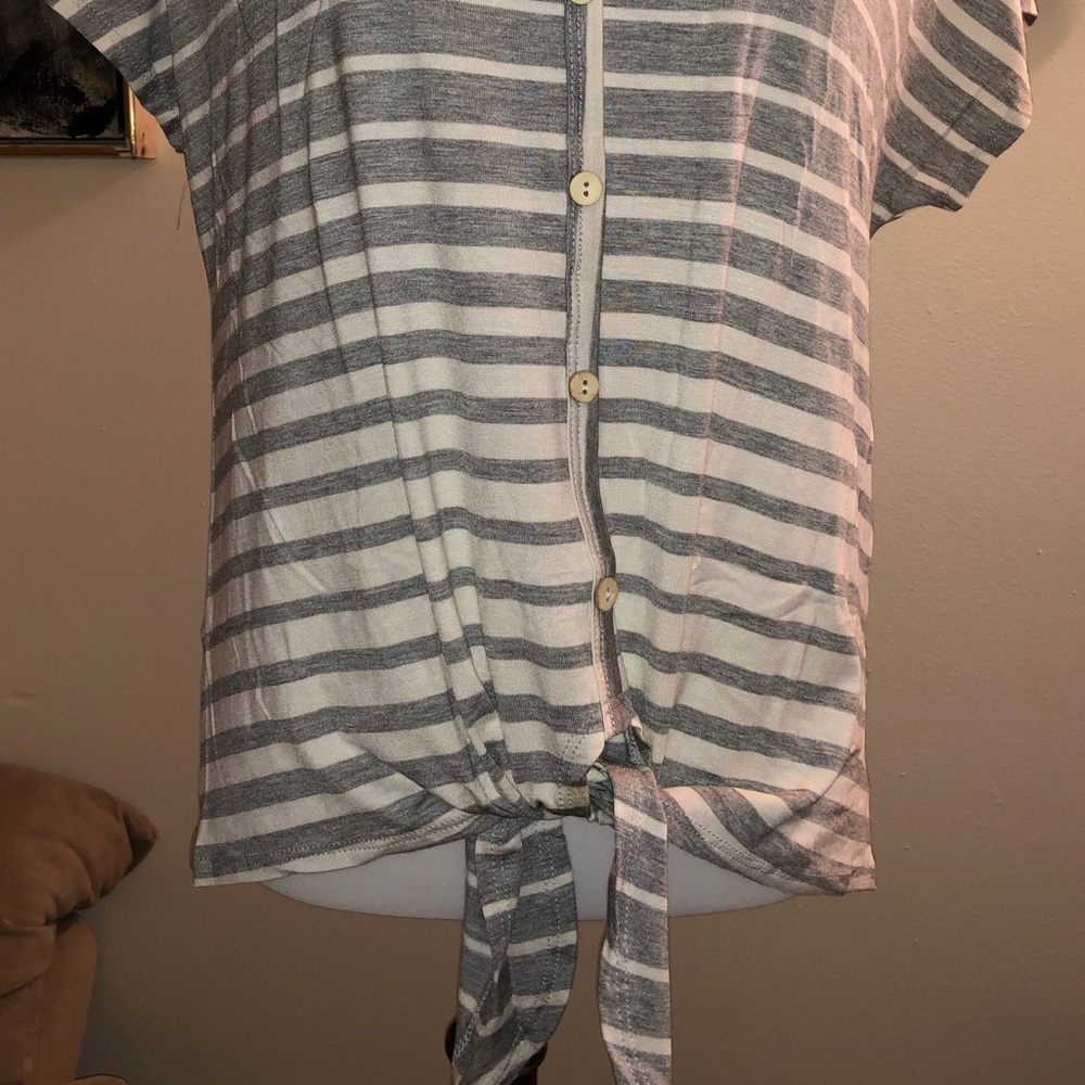 ❤️GRAY & WHITE TOP - Picture 5 of 5